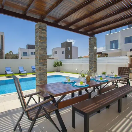 Your Beautiful Holiday Minutes From The Beach, 1473 Villa
