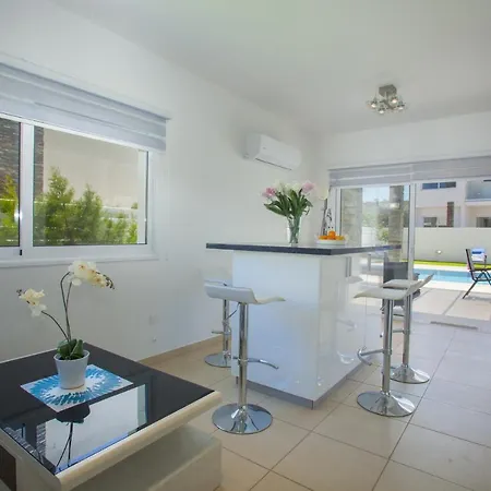 Your Beautiful Holiday Minutes From The Beach, 1473 Villa